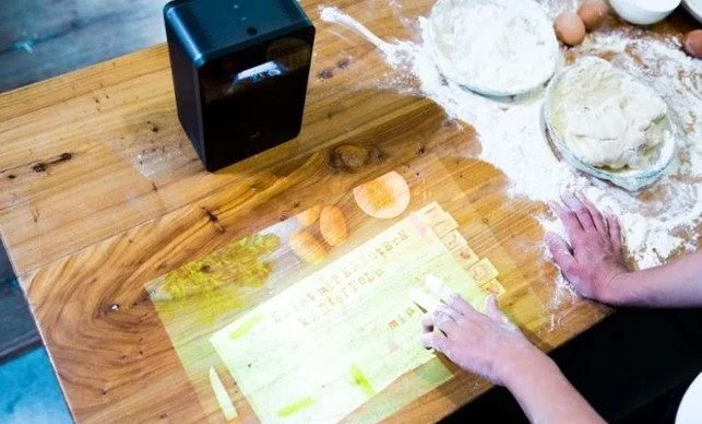 Quer um projetor portátil? Puppy Cube é lançado com Android 6.0 no Indiegogo